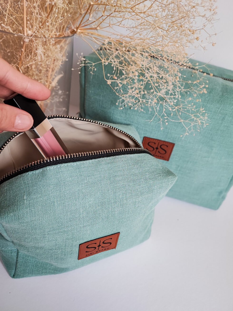 Žydra lininė rankų darbo kosmetinė su užtrauktuku