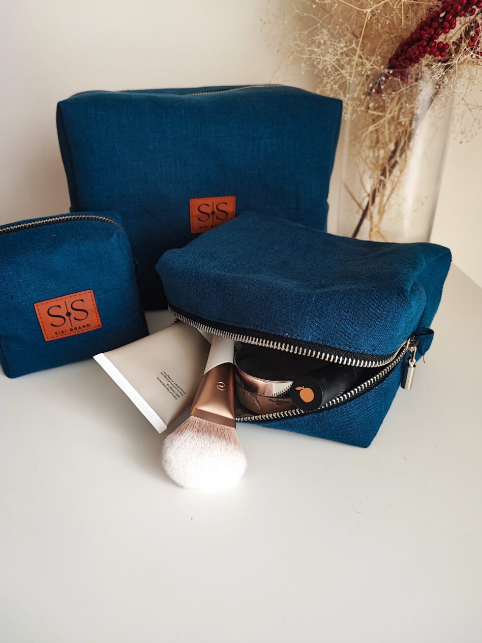 Mėlyna lininė rankų darbo kosmetinė su užtrauktuku