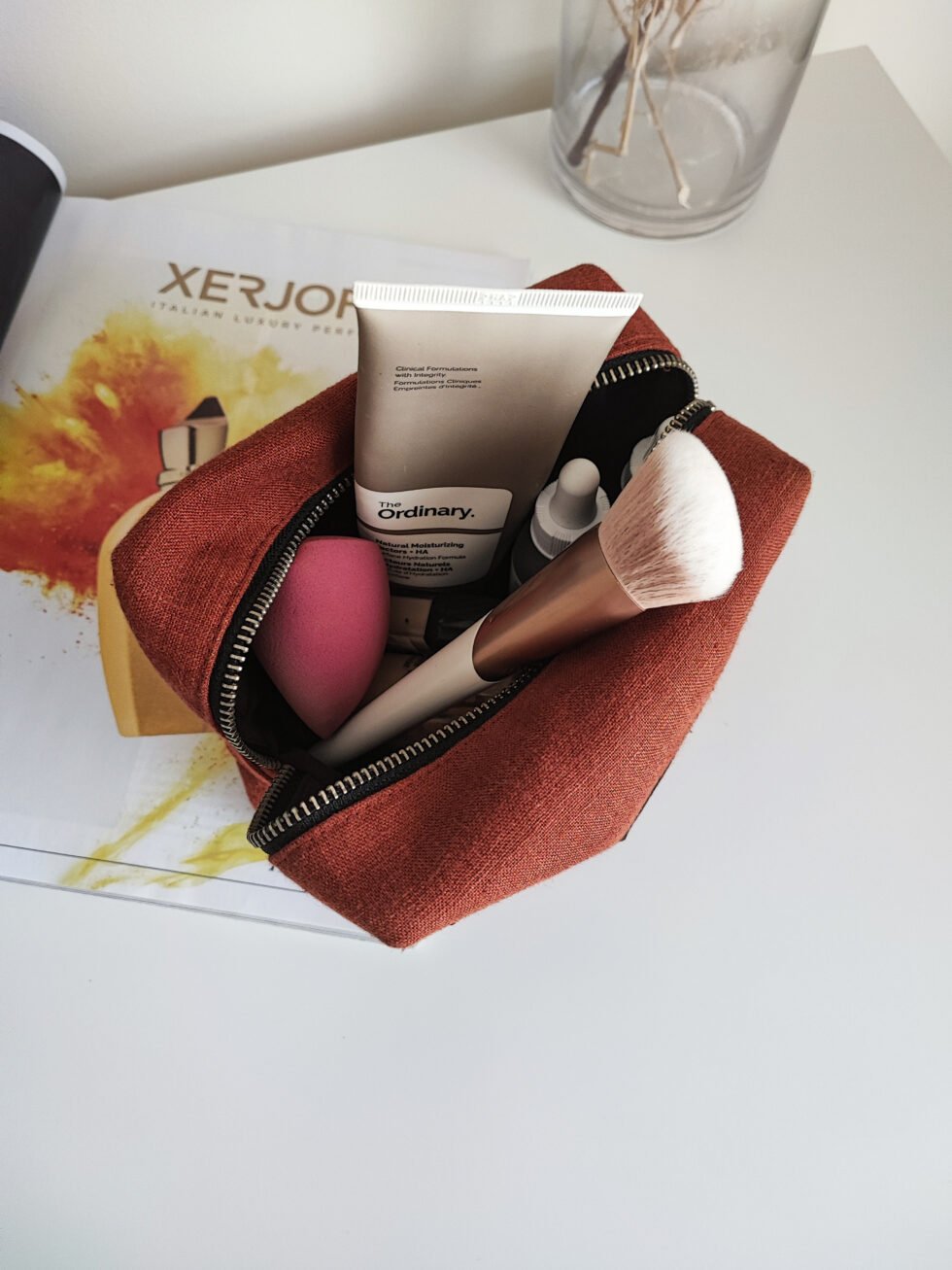 Ruda lininė rankų darbo kosmetinė su užtrauktuku