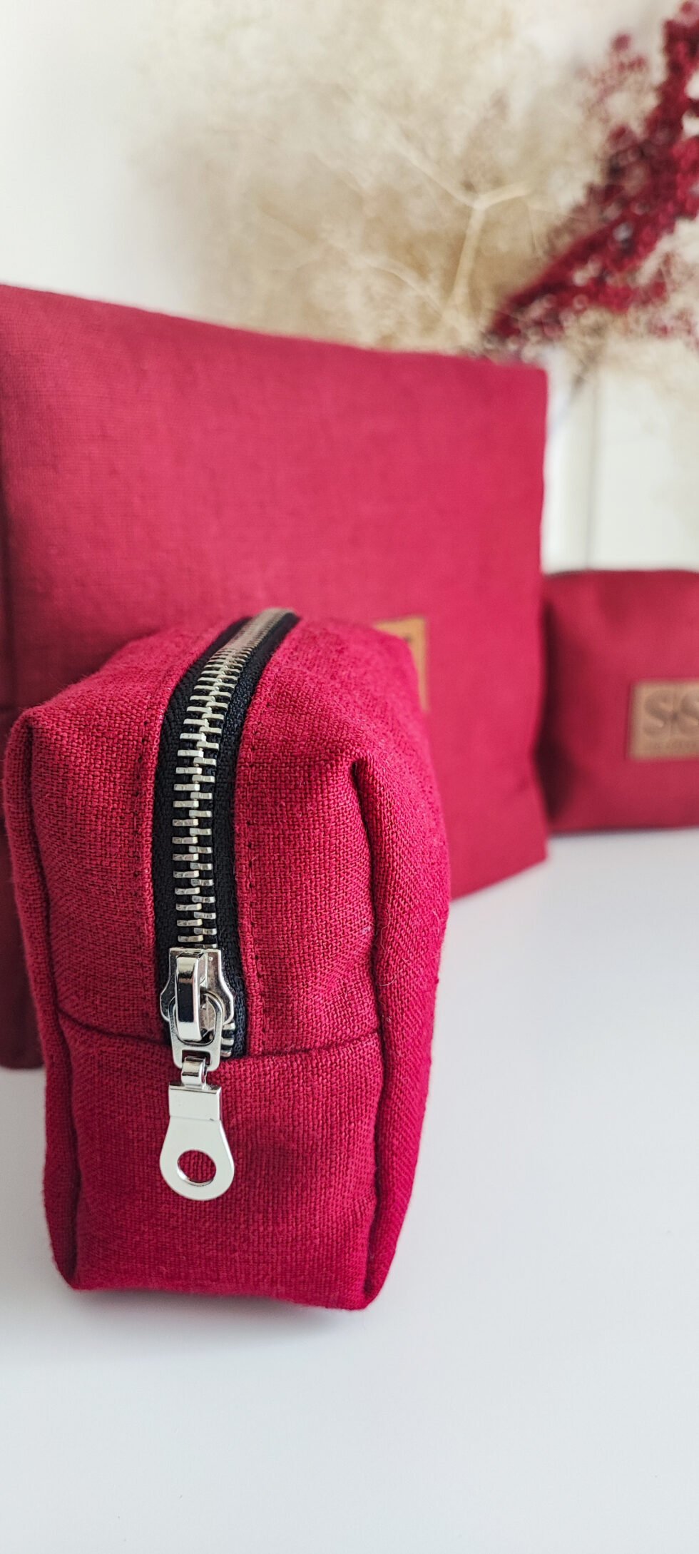 Raudona lininė rankų darbo kosmetinė su užtrauktuku