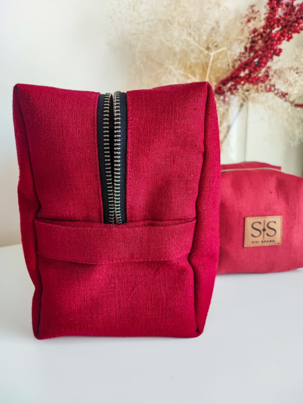 Raudona lininė rankų darbo kosmetinė su užtrauktuku