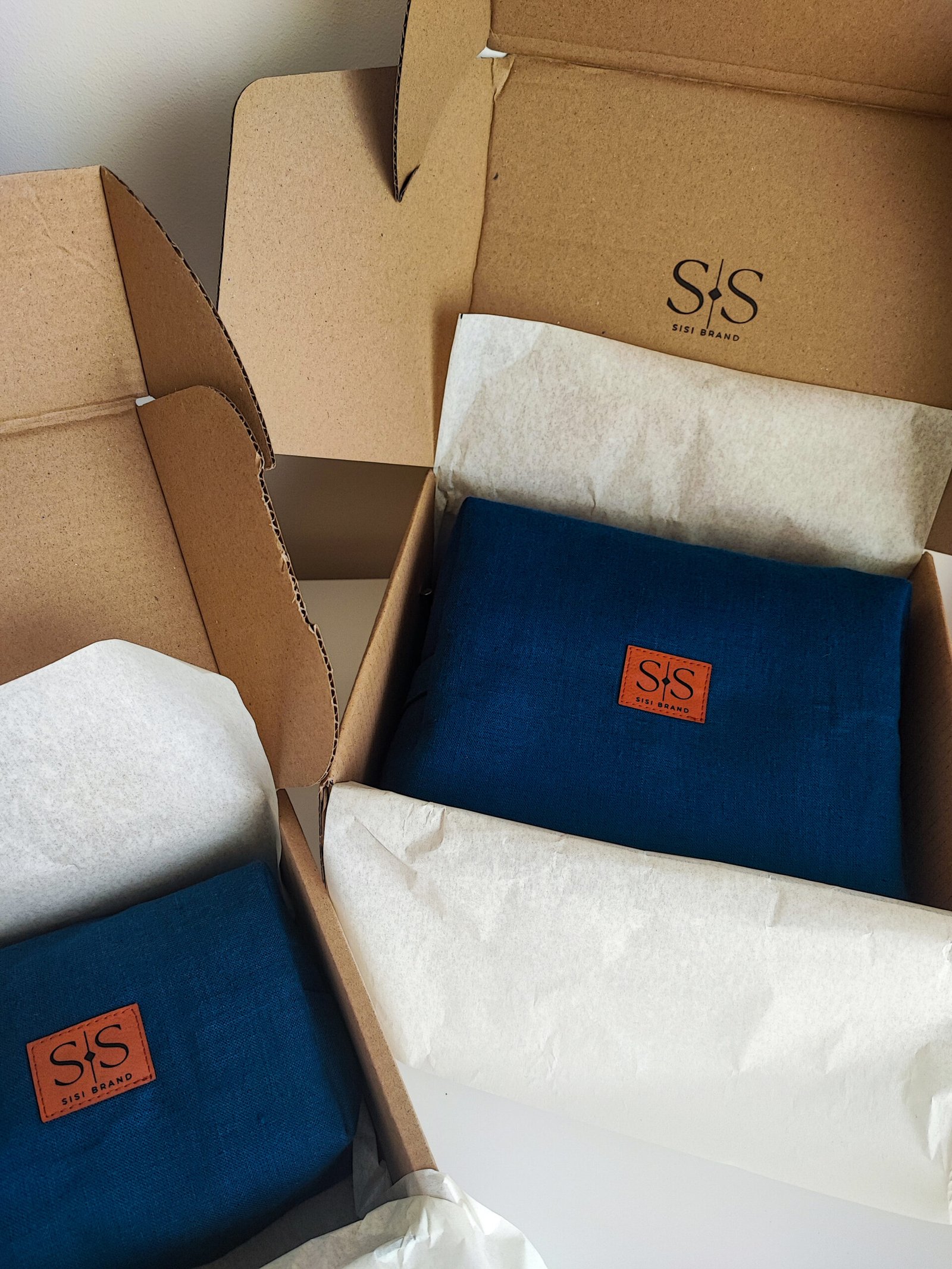 Mėlyna lininė rankų darbo kosmetinė su užtrauktuku