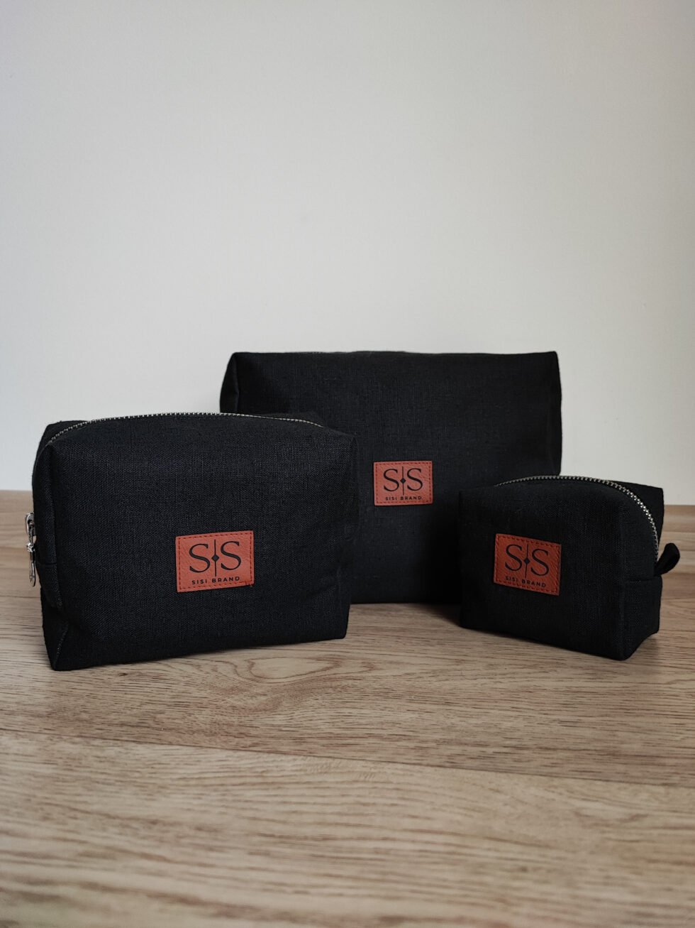 Juoda lininė rankų darbo kosmetinė su užtrauktuku