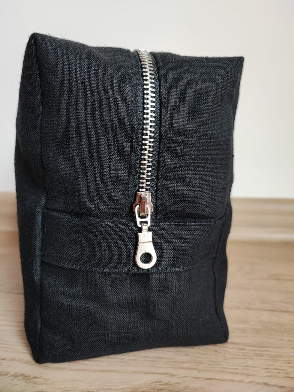 Juoda lininė rankų darbo kosmetinė su užtrauktuku