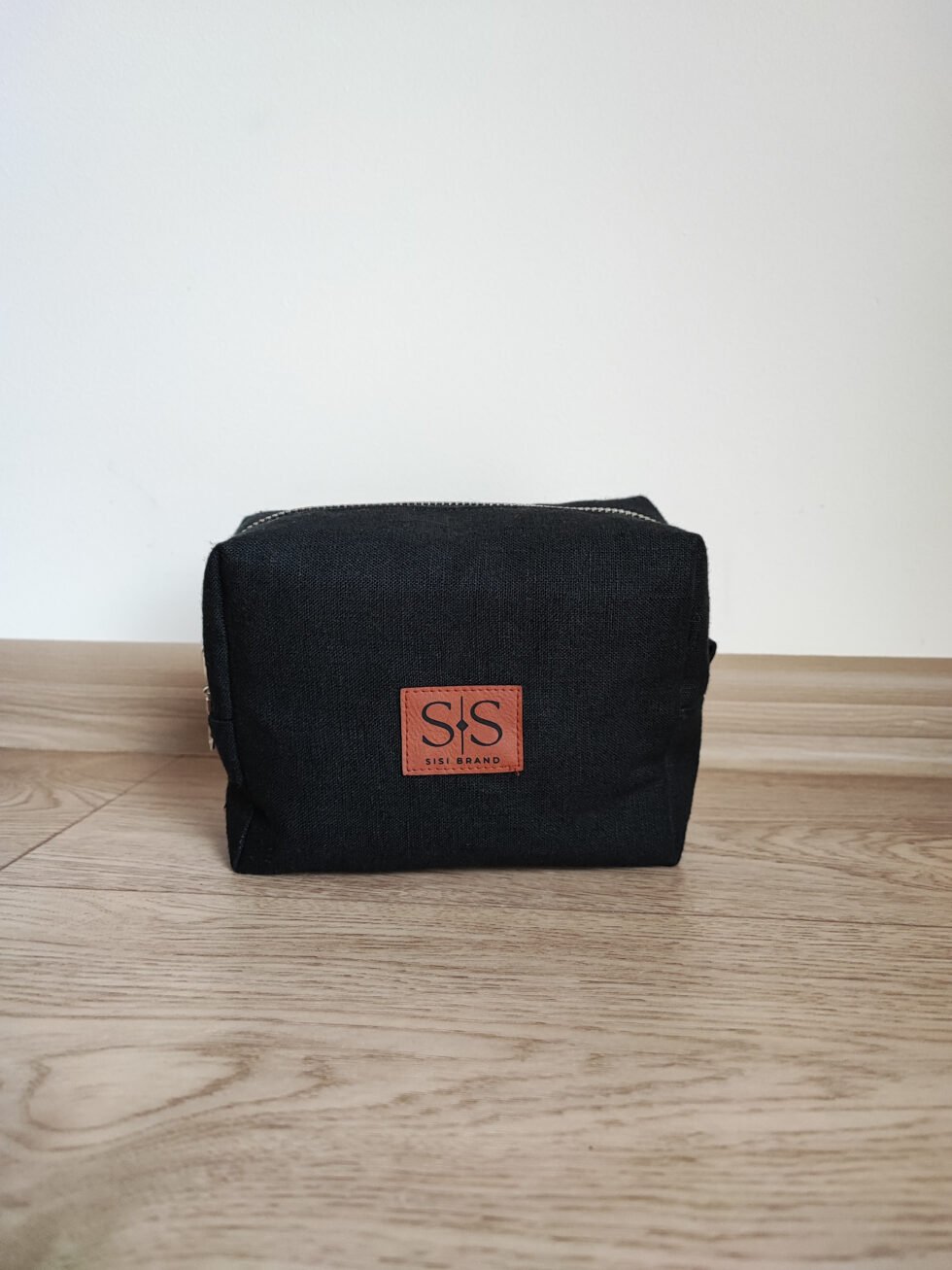 Juoda lininė rankų darbo kosmetinė su užtrauktuku