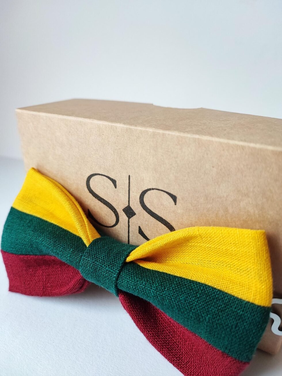 Geltona, žalia, raudona vyriška lininė peteliškė