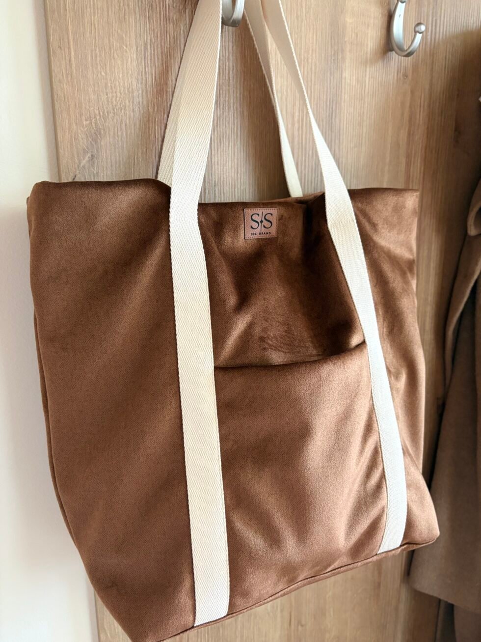 Ruda gobeleno rankinė ant peties